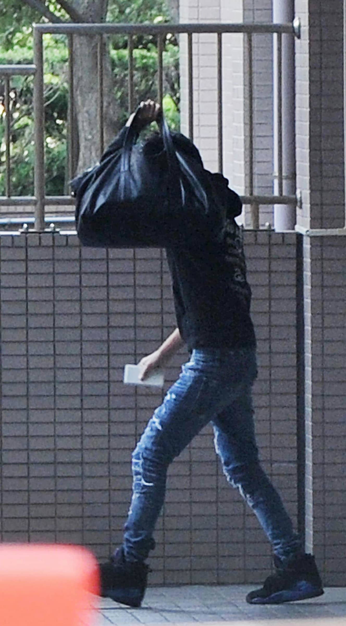 石原の住むマンションから隠れるようにして出て来る山下。連日のように彼女の元に訪ねていた(‘17年)