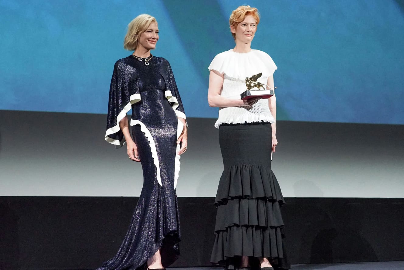 ヴェネツィア国際映画祭で、ベルリンの変化を称賛したケイト・ブランシェット(左)とティルダ・スウィントン。写真:REX/アフロ