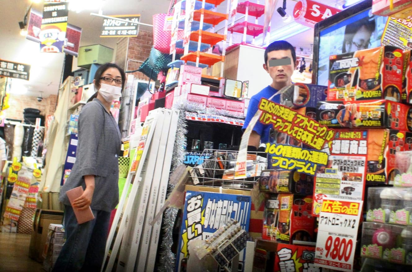 7歳年上のカメラマンとデート。お店や服装など庶民的なのが石原の特徴(‘10年)