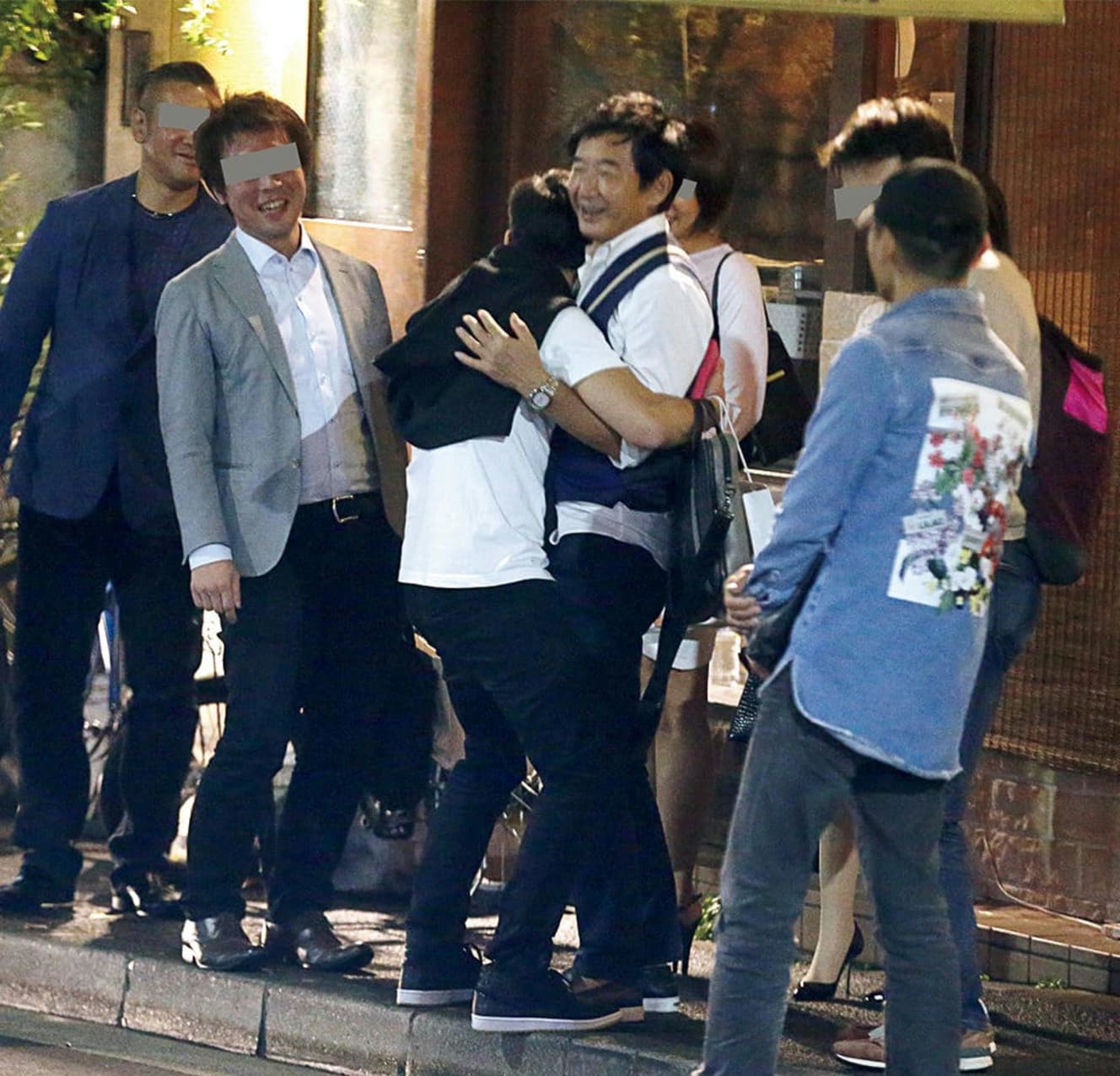 東京・麻布十番にある芸能人御用達のイタリアンで食事を楽しんだ石田純一。店から千鳥足で出てきて友人たちと上機嫌でハグしていた。18年9月撮影