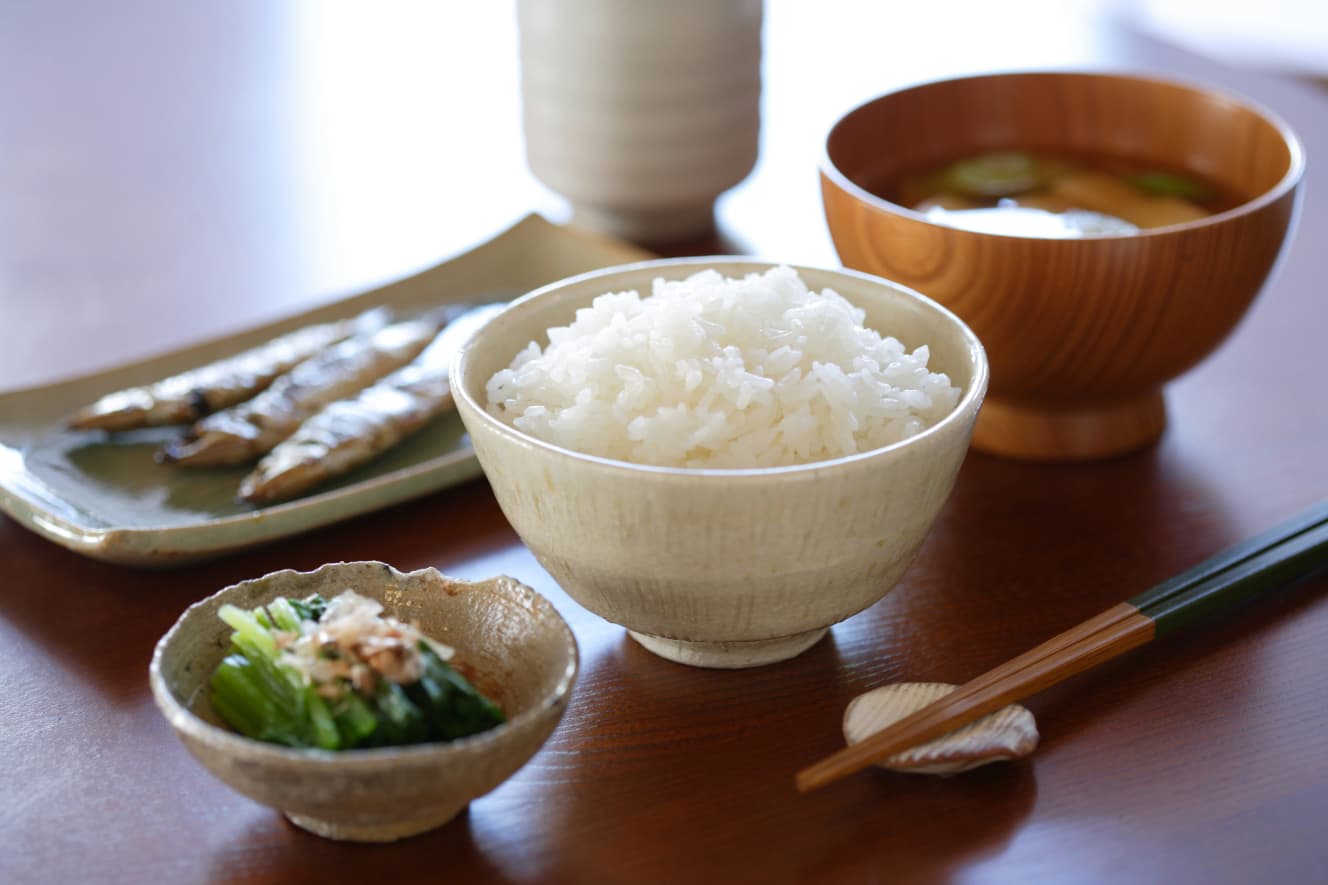 味噌、醤油、酒、みりん、酢など調味料として使われる他、鰹節、塩辛、納豆、漬物など、ごくシンプルな献立でも和食には多くの発酵食品が存在している