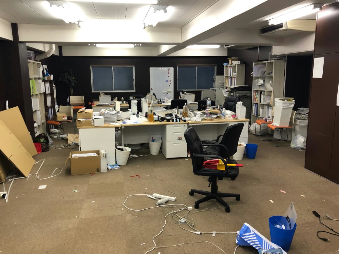 10月8日、Sグループが事業停止を発表した直後、債権者会社4社のひとつである株式会社SERIASの社内。モノが散乱している