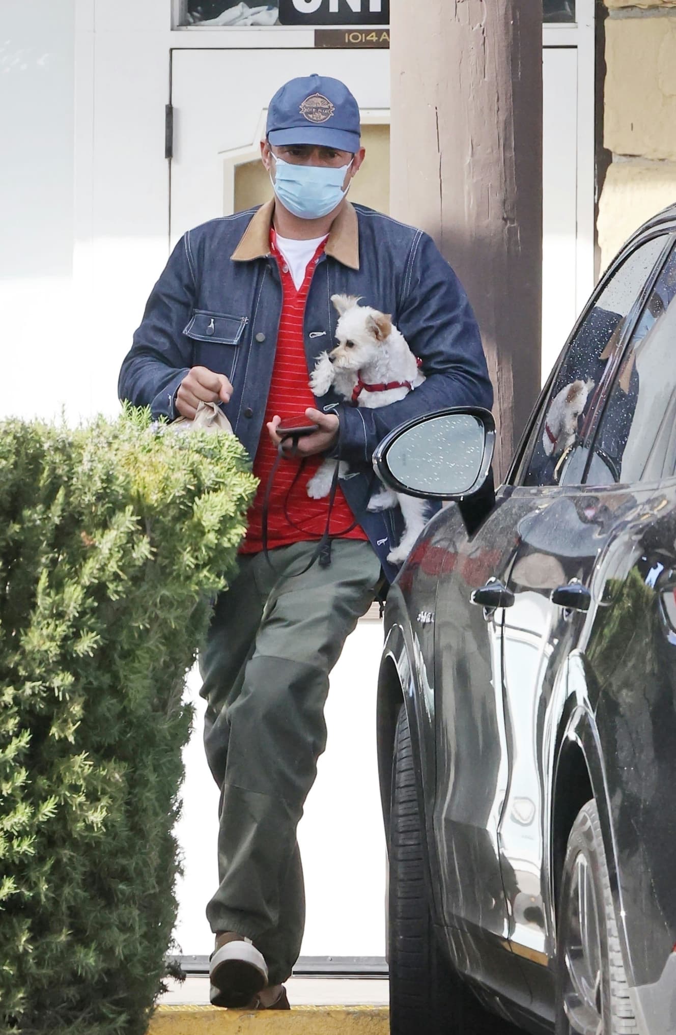夏に愛犬「マイティ」を亡くしたことを報告したオーランド・ブルーム(43)。新しく家族に迎えた白い子犬を軽々と抱えていた 写真:アフロ