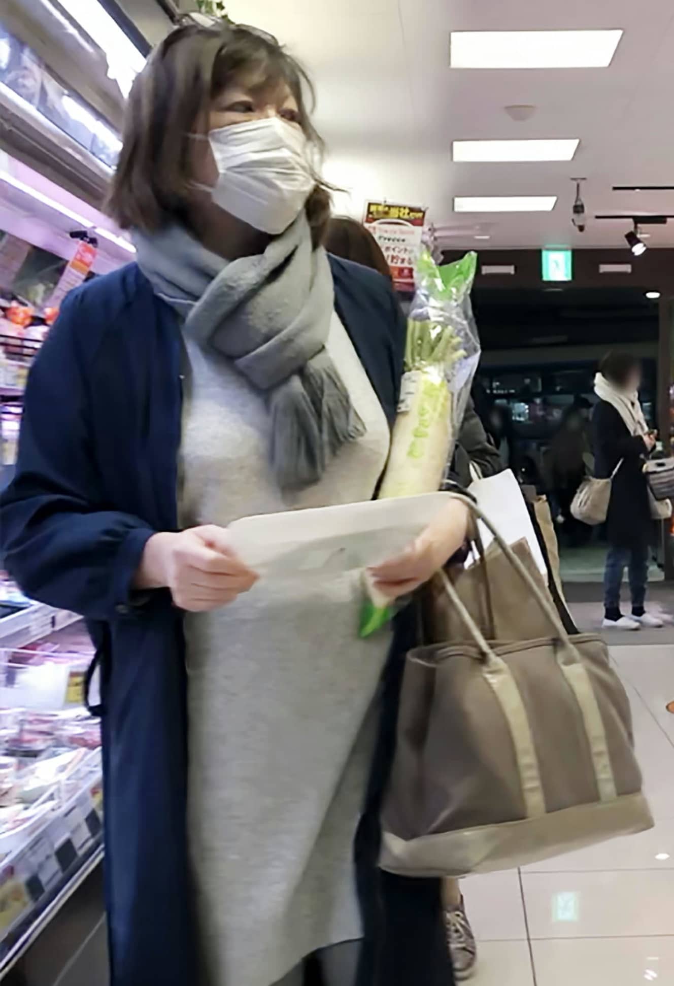 洋菓子店でのパートからの帰宅途中、スーパーで買い物をする佳代さん。大根やアジの開き、クリームコロッケなどを購入していた