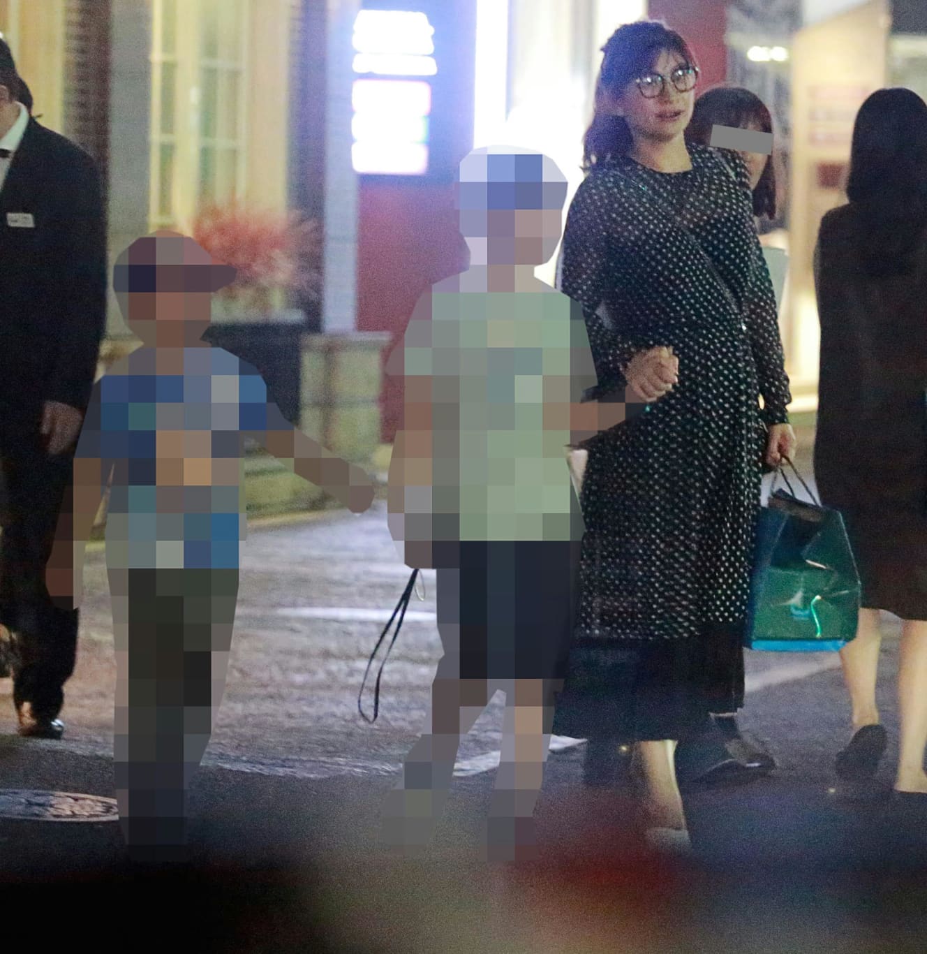 ’18年8月、子供としっかり手を繋ぐ篠原涼子。高級ステーキ店で2人の息子やママ友との食事会を楽しんでいた