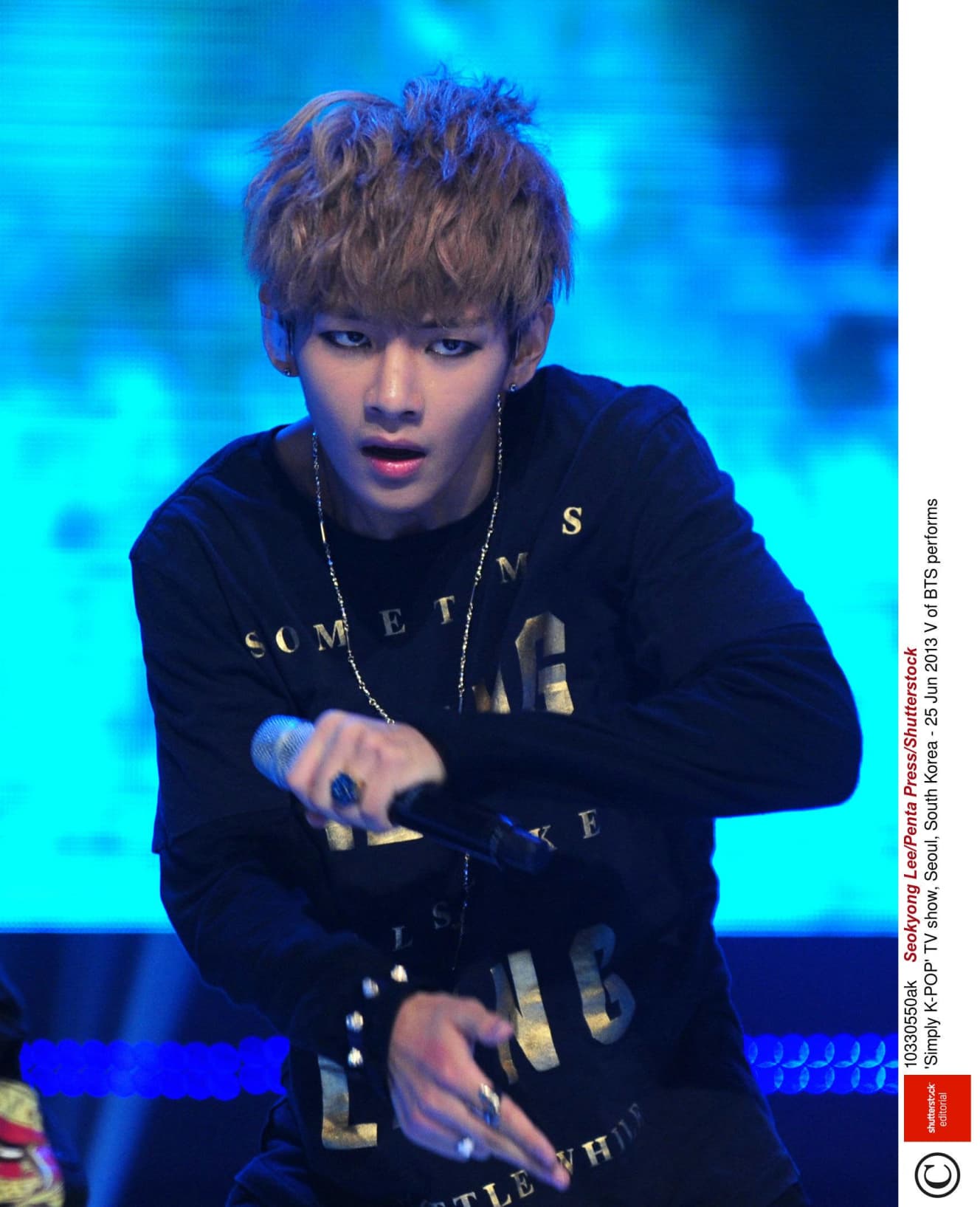 2013年6月25日、韓国のTV番組「Simply K-POP」のパフォーマンス。顔のラインや身体つきが、華奢な印象が強い 写真:アフロ