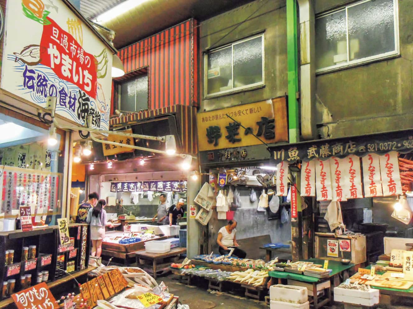 昭和30年代にタイムスリップしたような商店が軒(のき)を連ねる。青果店や鮮魚店など今も変わらず営業を続けている（福岡・旦過市場）