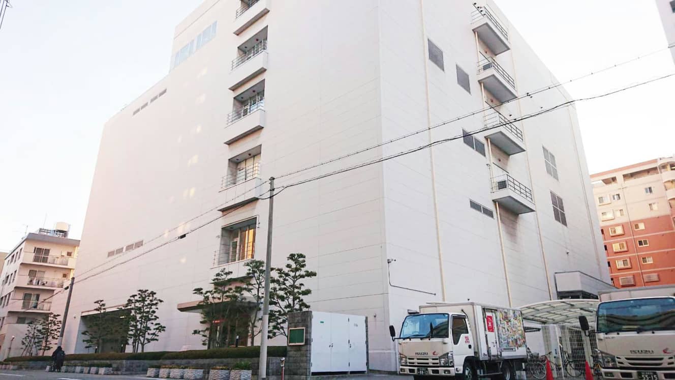 工場併設の本社は6階建ての大きな建物