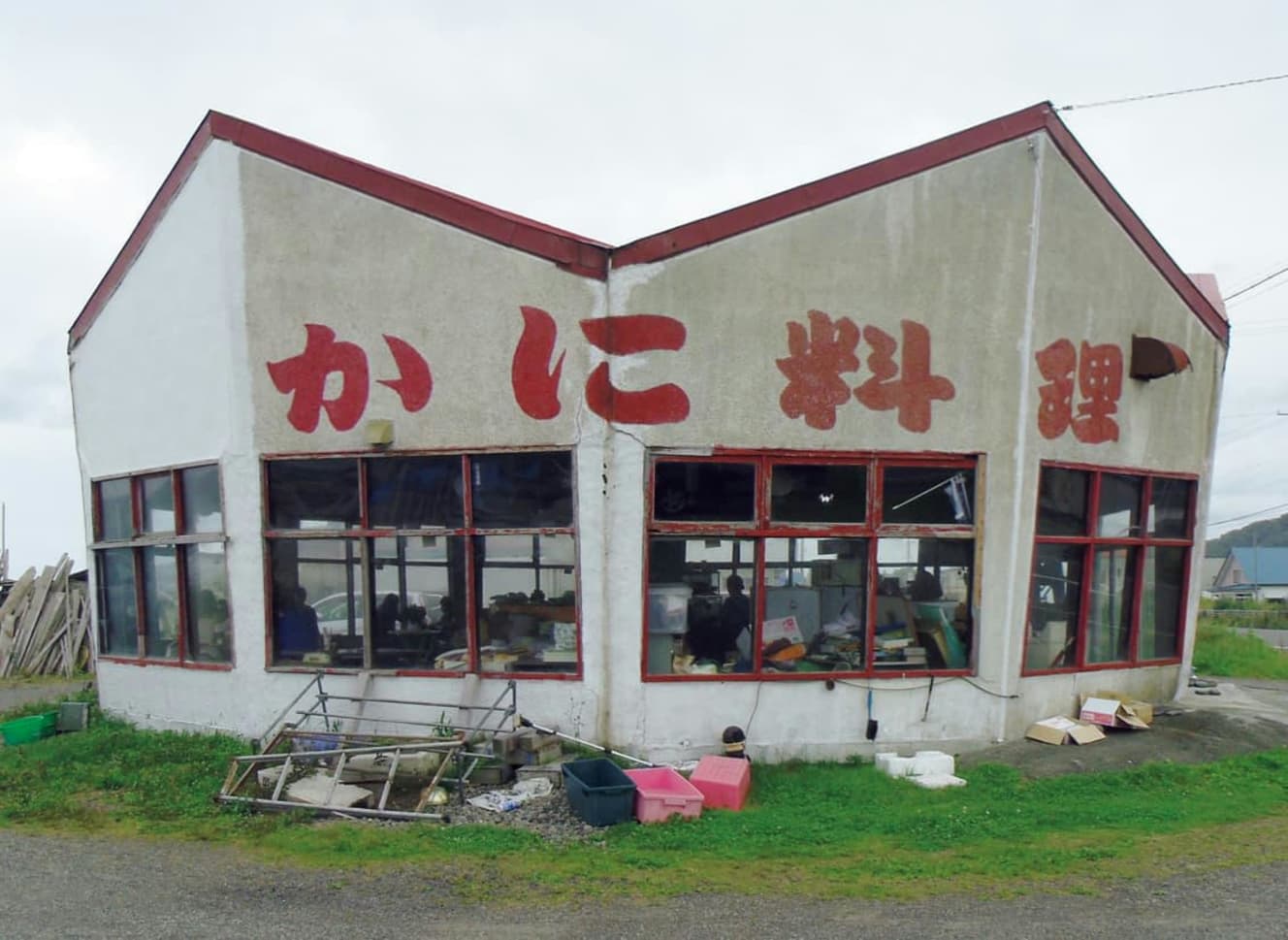 地元の人も廃墟と勘違いする外観だが、なんと今も現役。12角形の屋根が可愛らしい。「かにめし」が名物(北海道・かに料理 かに太郎)