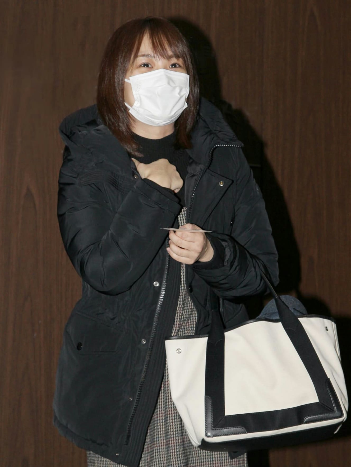 井上アナは直撃取材にも笑顔で対応した。「入社前から誰に対しても謙虚な人柄でした」(フジテレビ関係者)