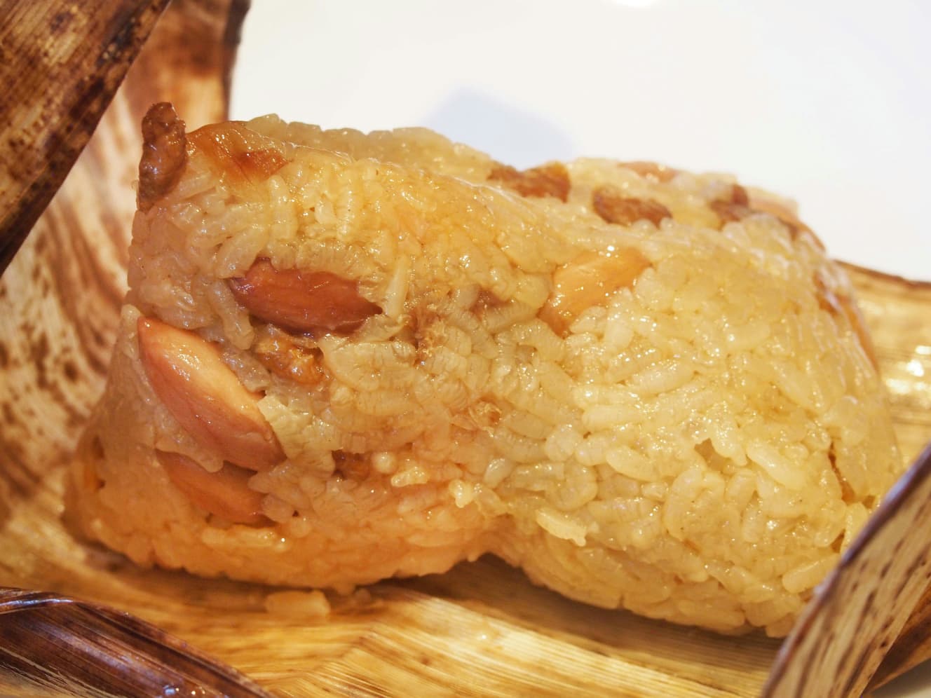 角煮・くり・落花生入りちまき520円。「店頭販売の商品とは大きさも味も全然違います!」と言ったところで、「あ、もちろんテイクアウト店の551ちまきも美味しいです!」と八田さん。お茶目すぎます