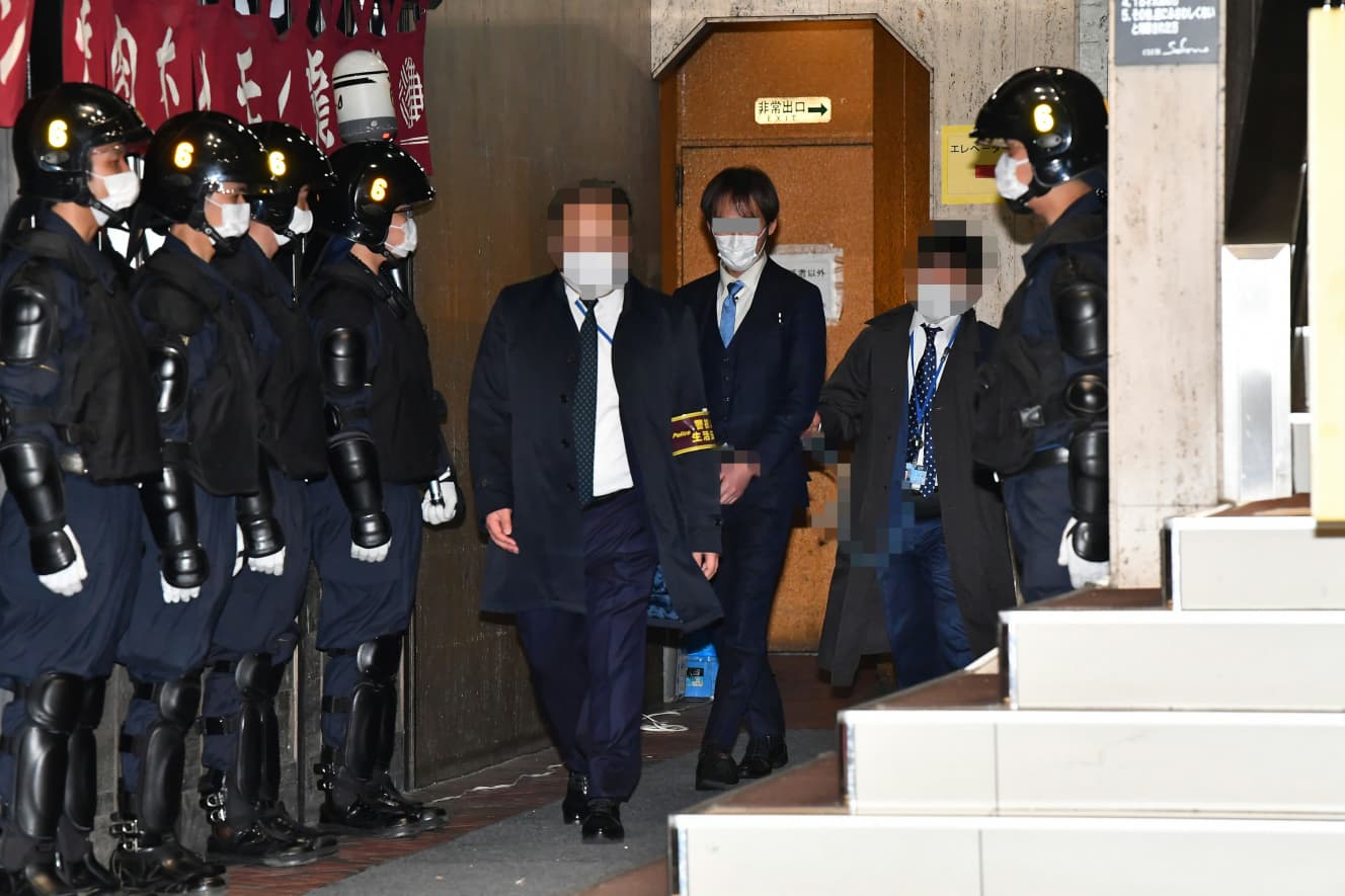 突入した捜査員らによって連行されるキャバクラの従業員。違法営業を繰り返していた（画像は一部加工しています）