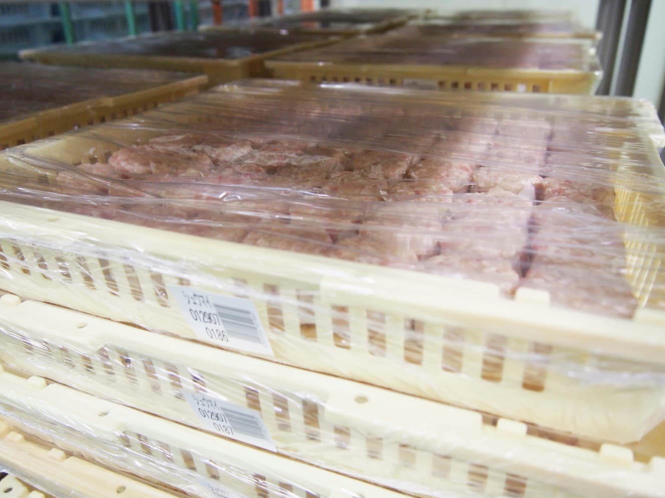 これは焼売の完成形(生)。こうして、豚まんの生地、餡、焼売、餃子、カラシなどが揃い、各店舗へと運ばれます