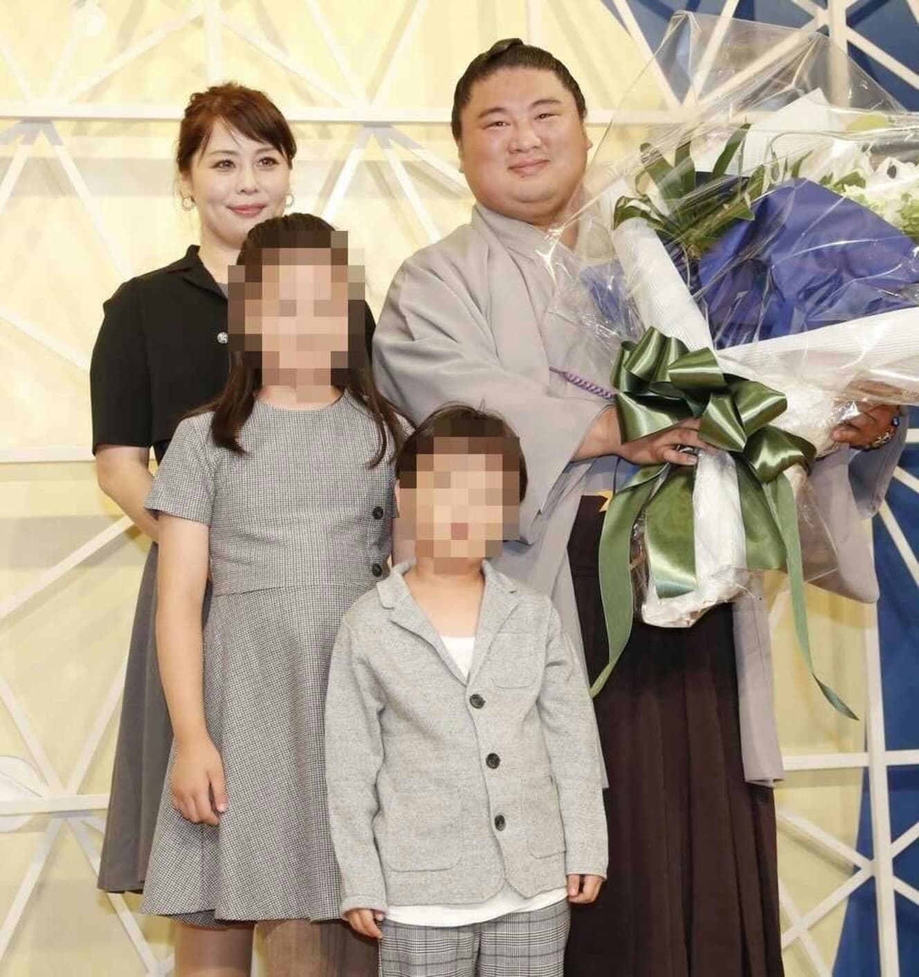 19年９月に開かれた引退会見で家族と写真におさまる嘉風。左が夫人（画像：共同通信社。子どもの顔など一部加工しています）