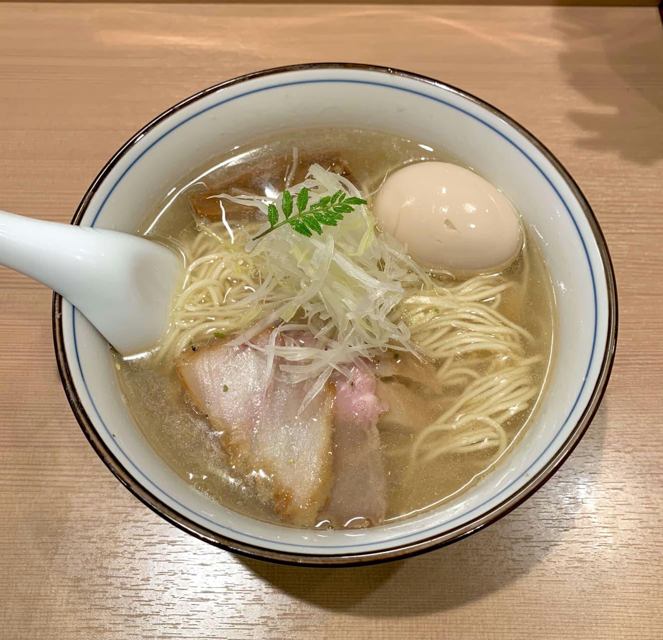 スープ、香味油はのどぐろ、隠し味に貝ダシもブレンドした「味玉のどぐろそば」(1100円)