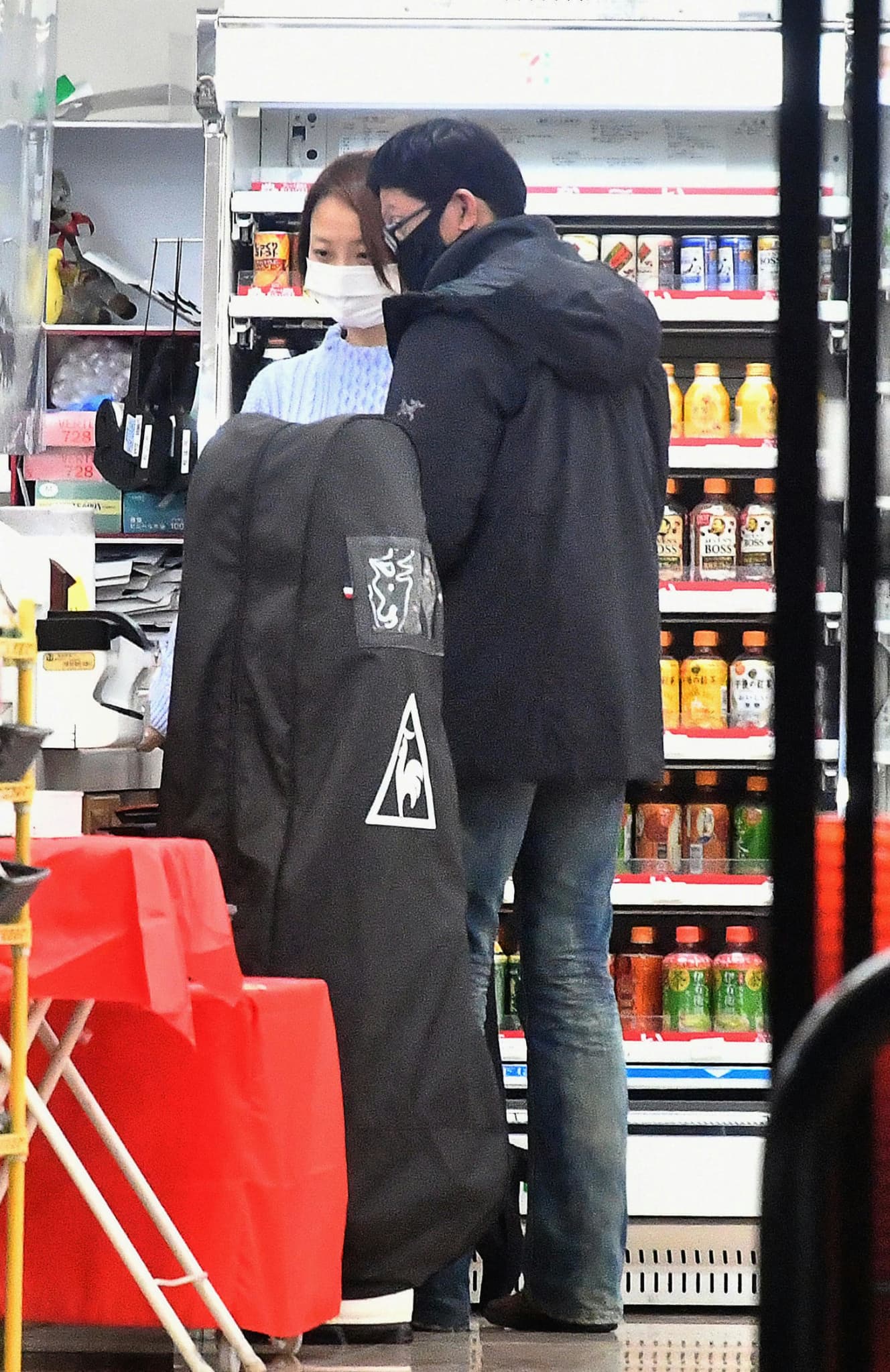 コンビニに立ち寄ってゴルフバッグの配達手続きをする二人。大石社長が送り先の住所を読み上げ、お隣の原田アナが伝票に記入していた