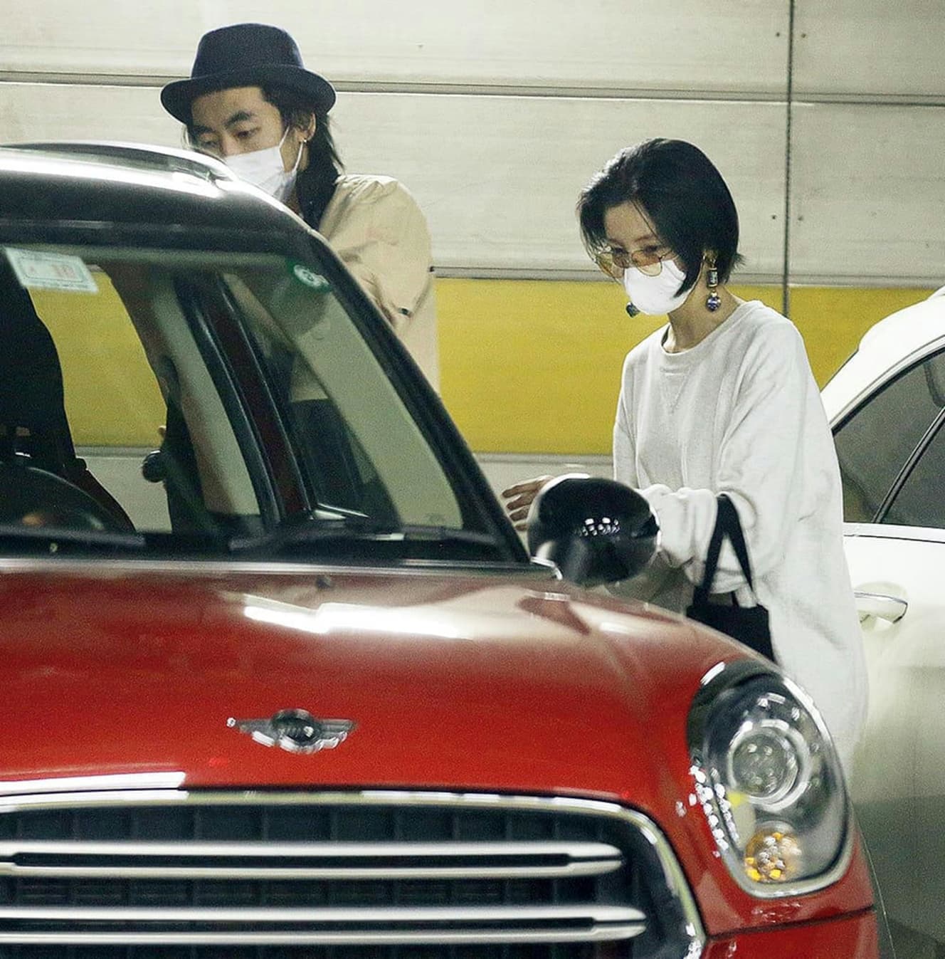柄本明の息子・柄本時生。妻で女優の入来茉里と車に乗り込む(20年5月撮影)