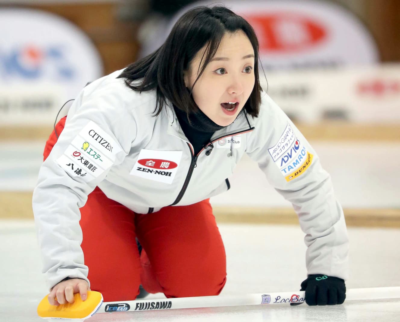 一家全員がカーリング選手というカーリング一家に育つ。’18年の平昌五輪ではチームの銅メダル獲得に貢献