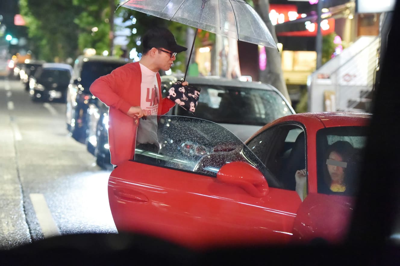 19年6月、女性が雨に濡れないよう傘をかざしてポルシェの助手席へ誘導。紳士な態度が印象的だ