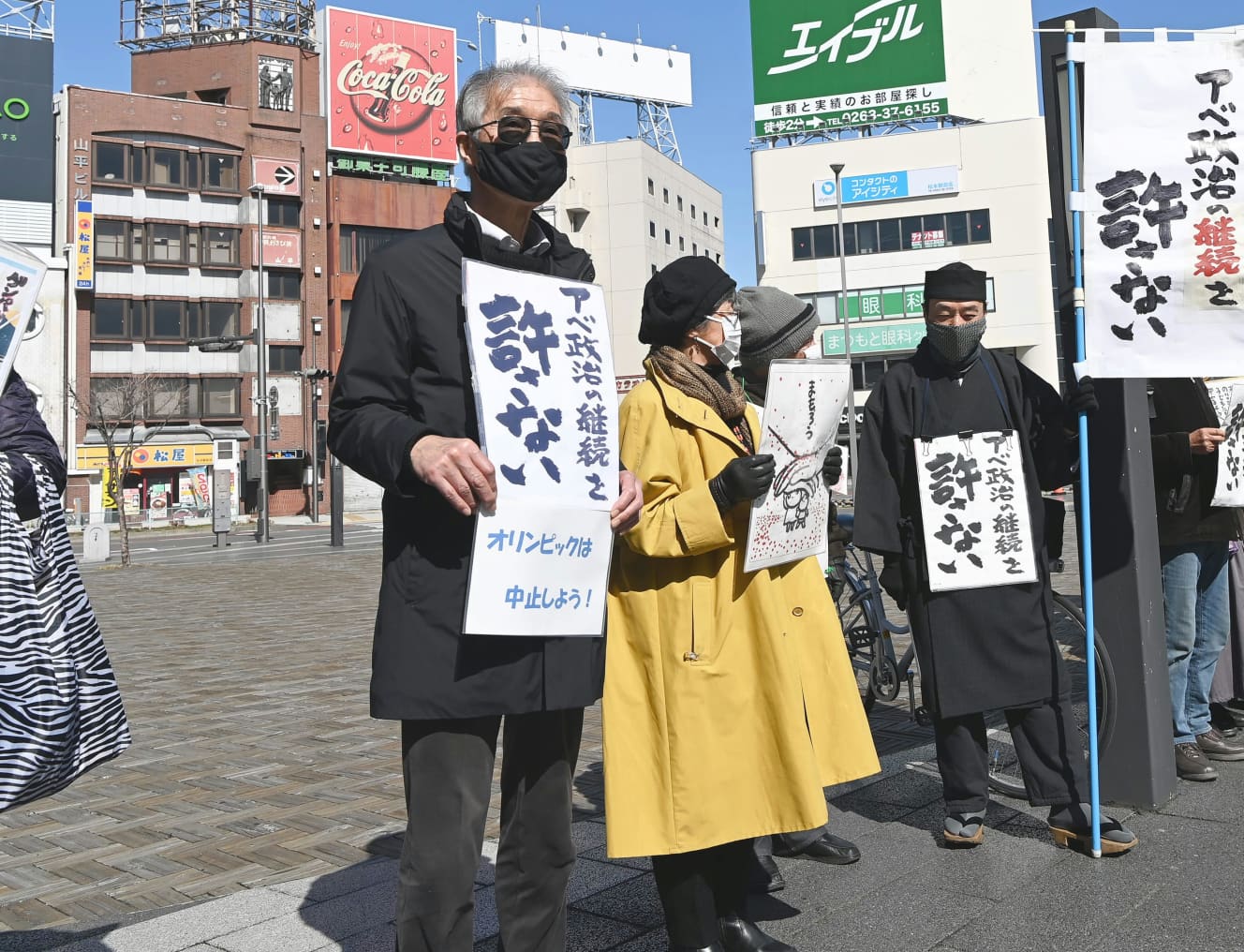 ３月３日、JR松本駅で政権に抗議するスタンディング活動を行う小出氏(左)。’15年７月以来、毎月参加している（撮影：桐島 瞬）