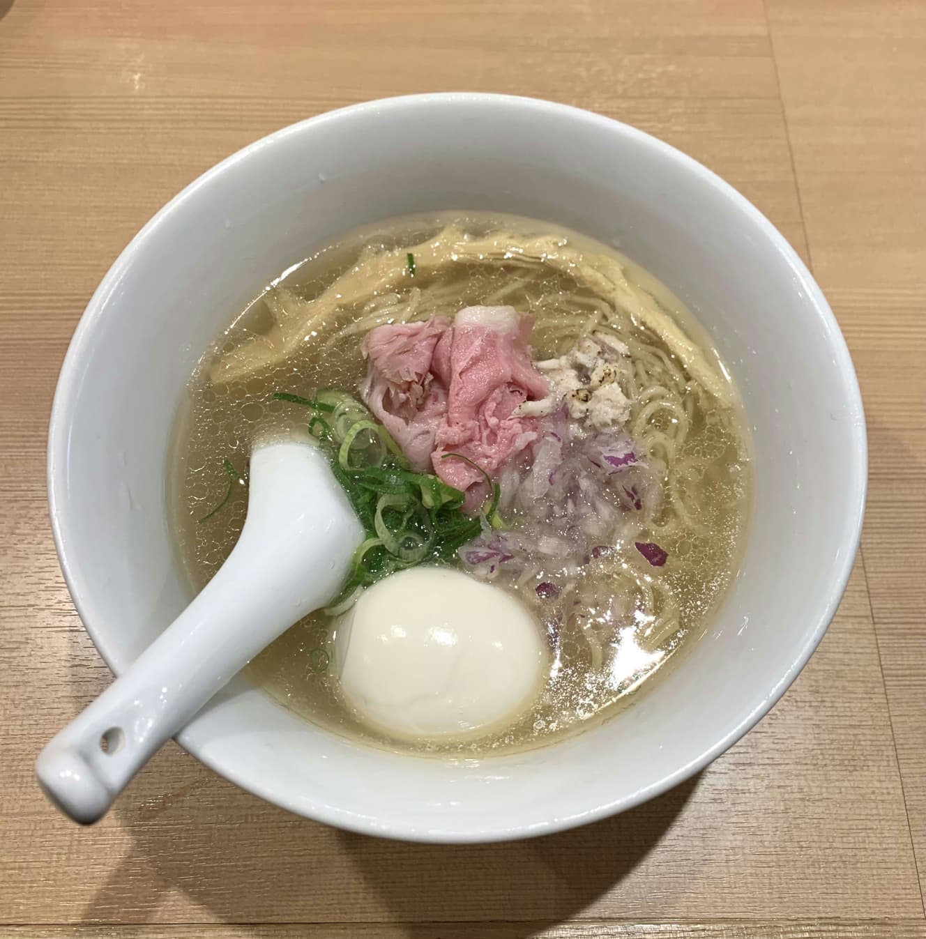 ふわっと上品な香り。金目鯛の旨みがスープに生きる「味玉らぁ麺」(900円)