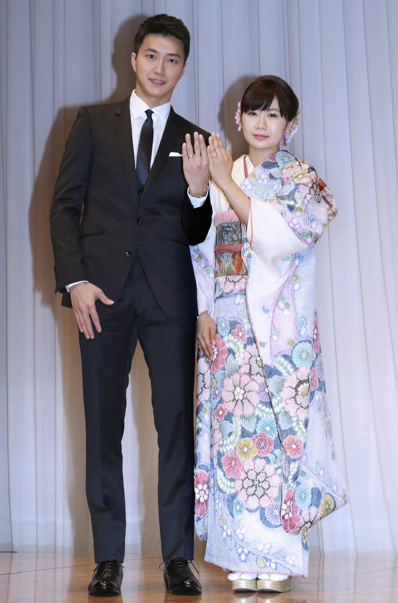 都内のホテルで結婚発表した江と福原。結婚指輪は3000万円だったという。16年9月撮影