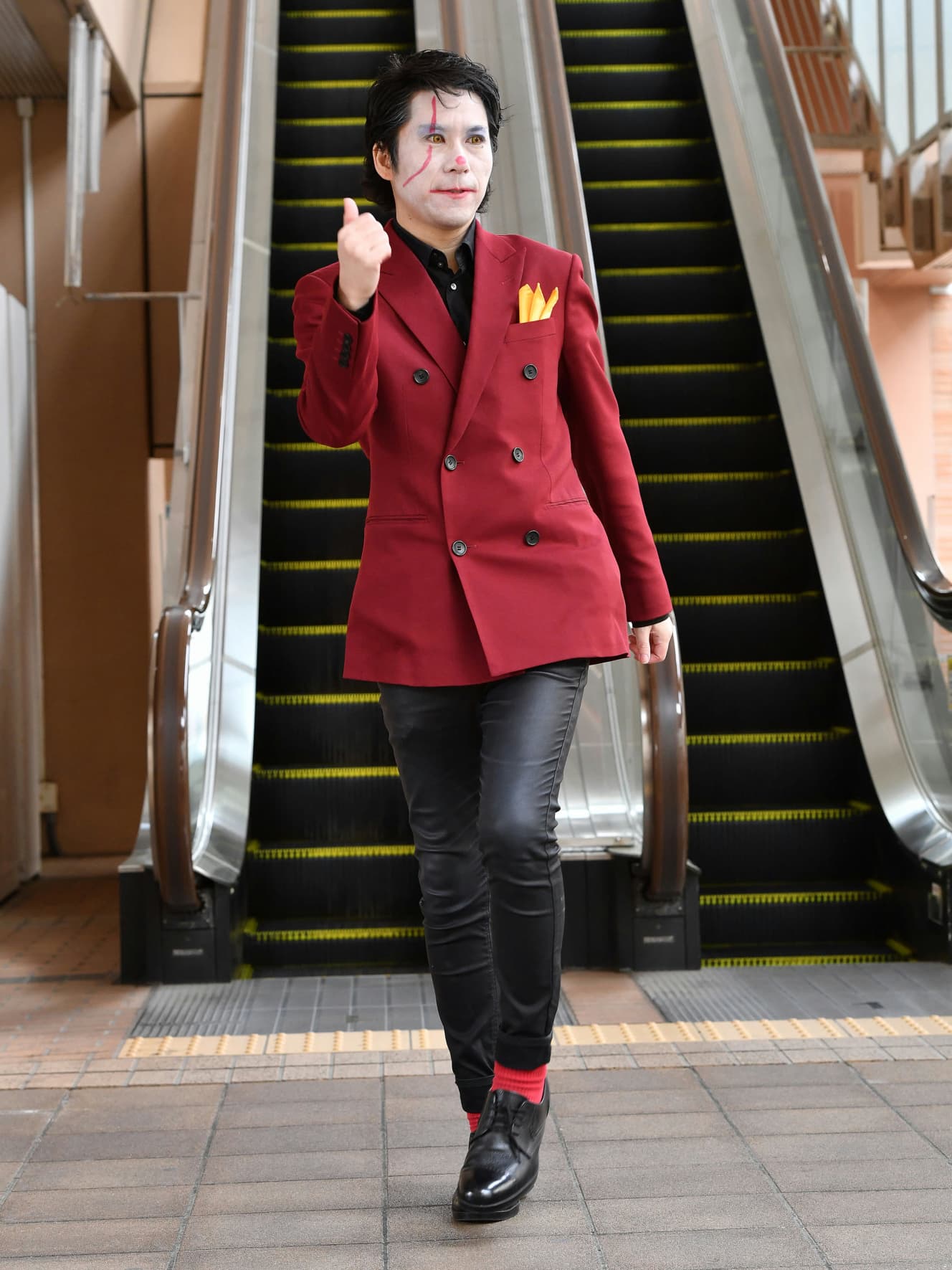 エスカレーター前で踊る河合悠祐氏。千葉を『シー』、ヤンキーを『オラフ』と名称変更すると公約も超独特だ(撮影:結束武郎)