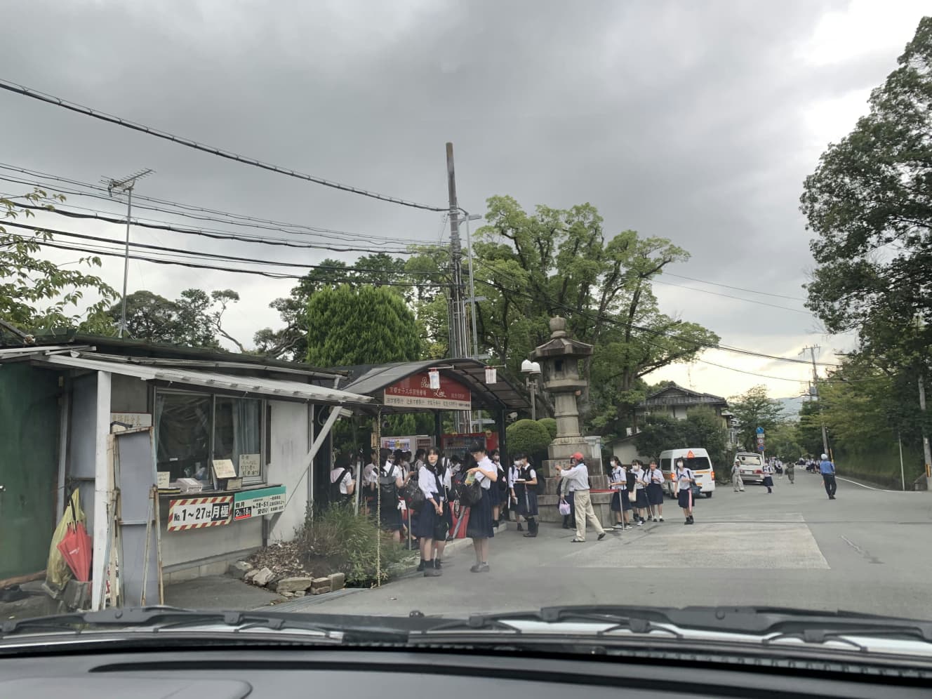 下校時間に集まってきた「電気バスネイティブ」の学生たち