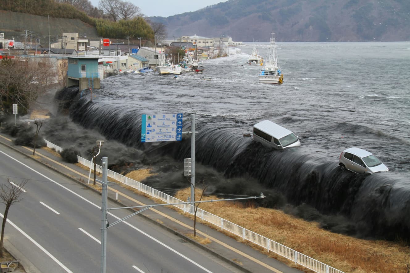 2011年3月11日、東北地方を襲った津波(宮古市提供)