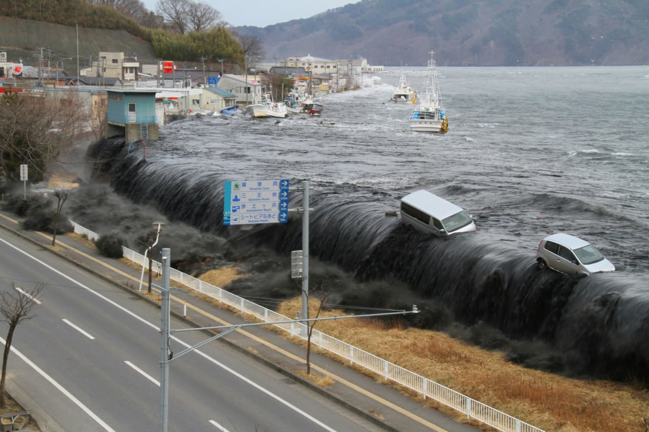 2011年3月11日、東北地方を襲った津波（宮古市提供）