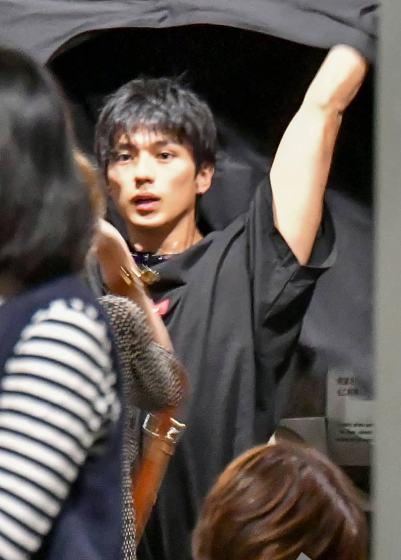 弟(眞栄田郷敦)が高校時代に出場した吹奏楽コンクールを見に来ていた千葉真一の息子・新田真剣佑(17年10月撮影)