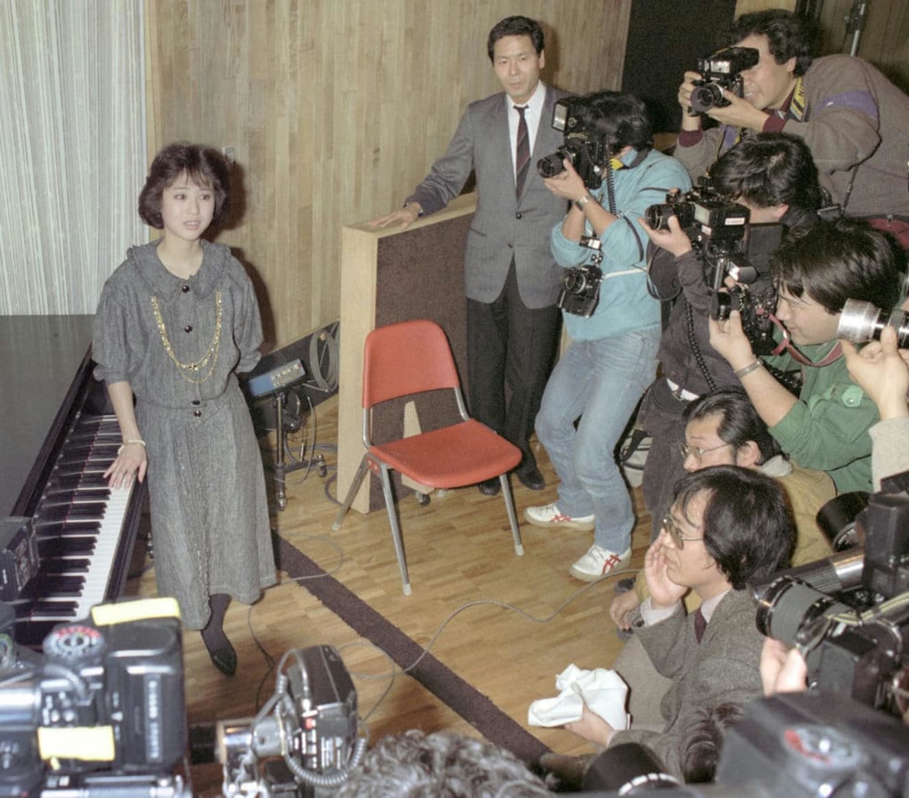 1986年、LPレコード再開に際して報道陣の前に現れた松田聖子（86年、写真／共同通信フォト）