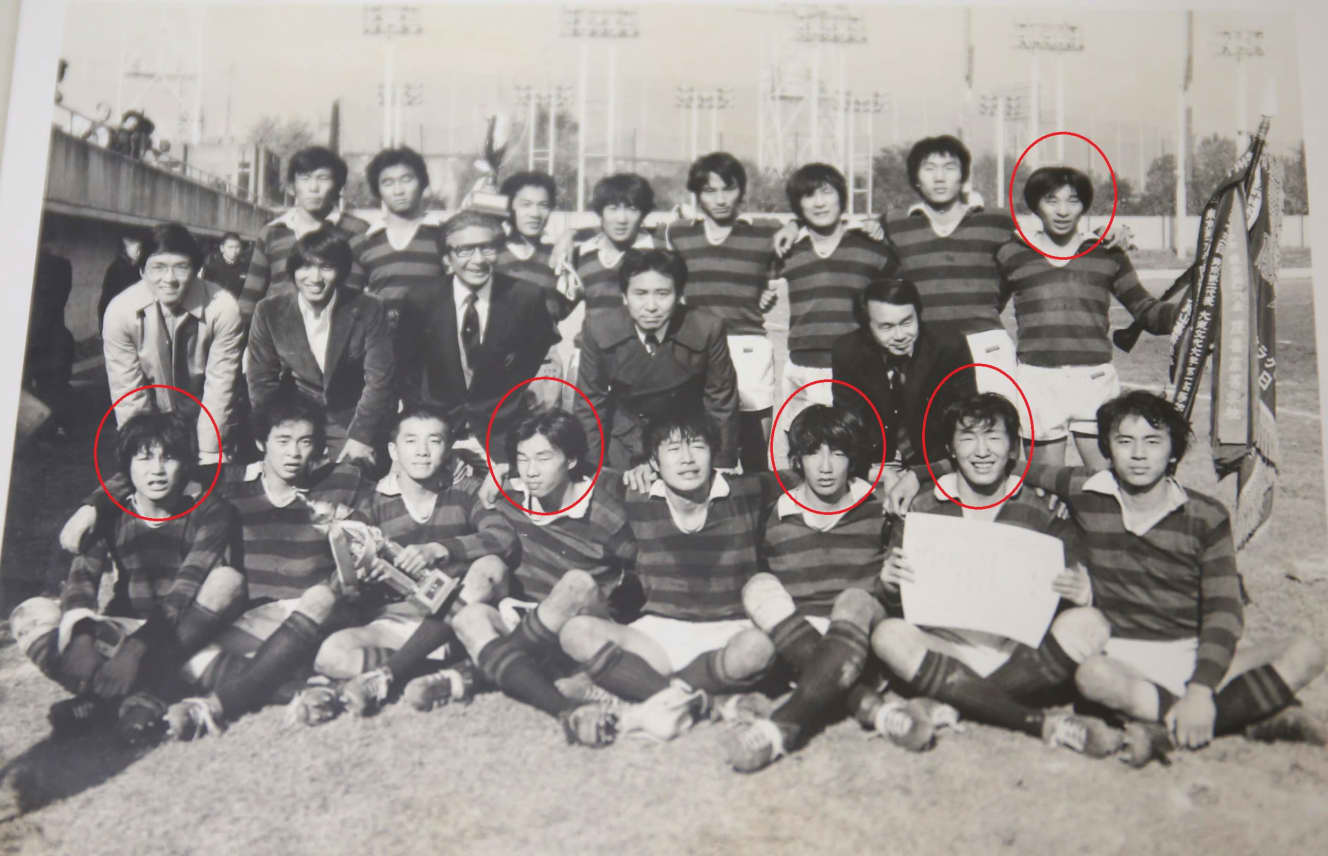 1977年、早大学院ラグビー部が名門・国学院久我山に勝って花園初出場をきめた直後。前列右から2人目が寺林努主将、左隣が石井敬太・伊藤忠商事次期社長、左端が竹内徹・三越伊勢丹副社長、左から4番目が本山浩・味の素執行役員、後列右端が佐々木卓・TBS社長
