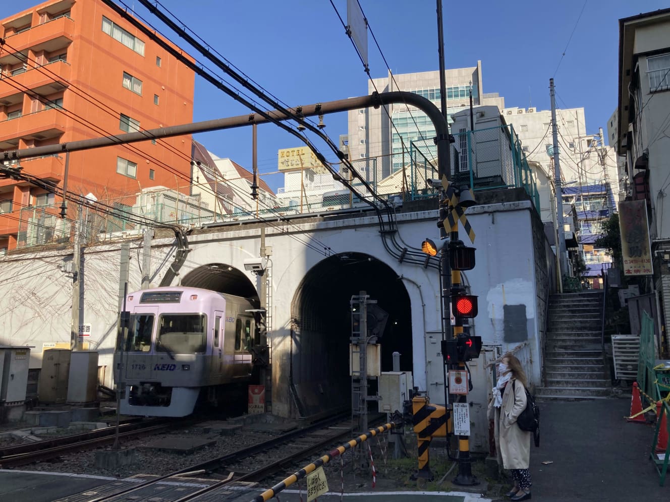 京王井の頭線、神泉駅の踏切を渡ったところに、今も、彼女が亡くなった現場のアパートがある。彼女はこの踏切を渡って「向こう側」に行くのが日課だった