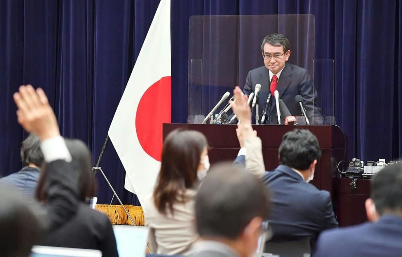 ワクチン接種に関して記者会見する河野太郎行革相　写真：共同通信