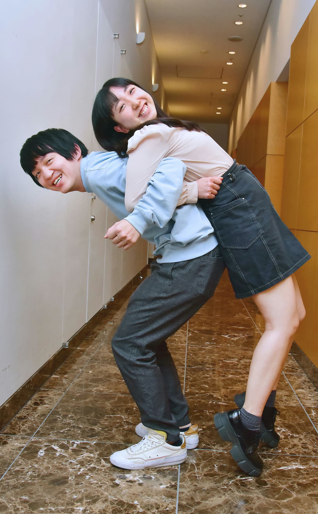 ほしのディスコ(左)とあいなぷぅ(右)。撮影後「昔ならこんなポーズ取れませんでした!」と笑顔を見せた