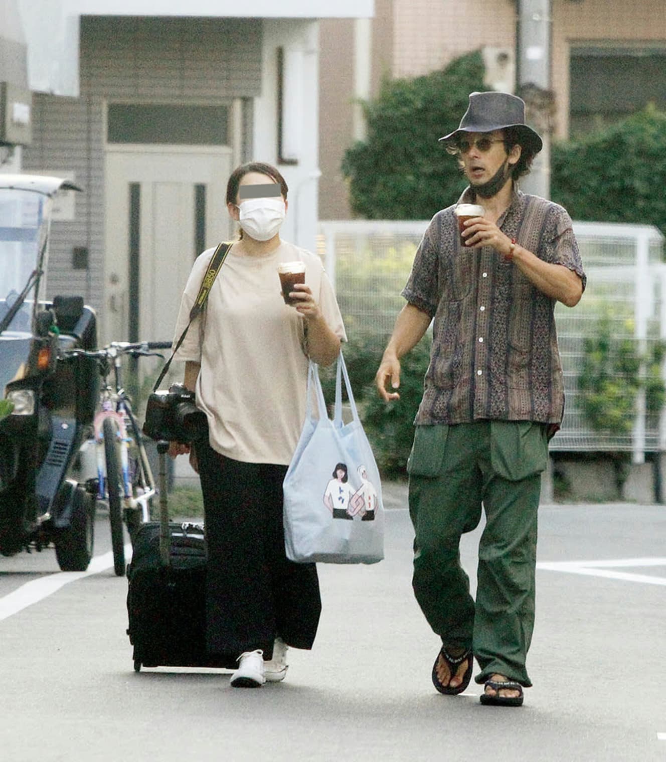 カメラマンとコーヒーを飲みながらスタジオに戻っていく滝藤賢一。ドラマに映画に大活躍。20年8月撮影