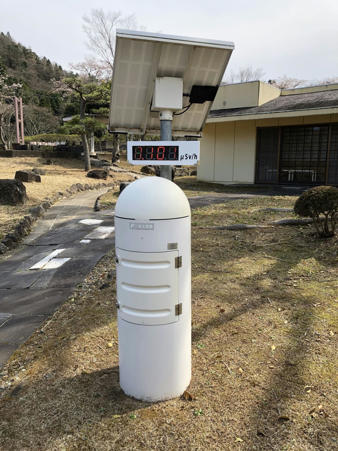 市内に設置された線量計。いわき市内のほとんどの地域では、震災当時から大きな数値は出ていなかった