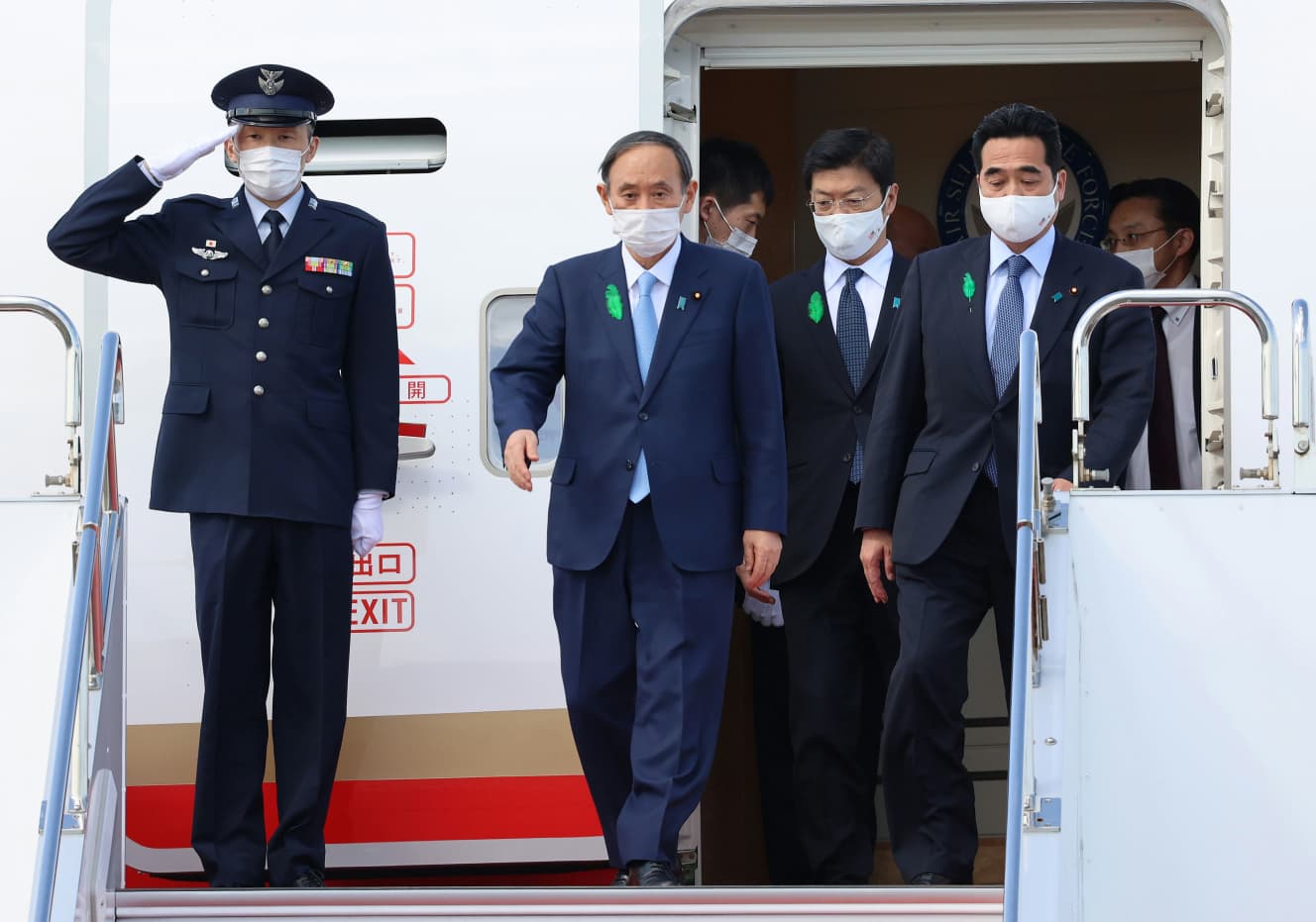 18日、専用機で羽田空港に到着。帰国した菅首相の表情は冴えなかった