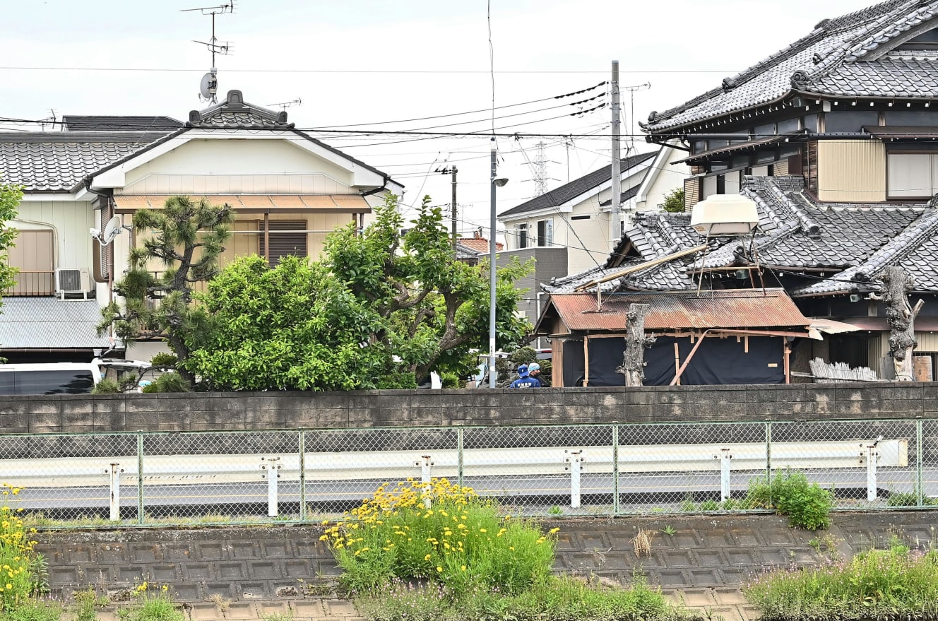 ５月11日には岡庭容疑者の自宅（左）の捜索が行われ、茨城県警は祖父宅（右）の前にある小屋を念入りに調べた