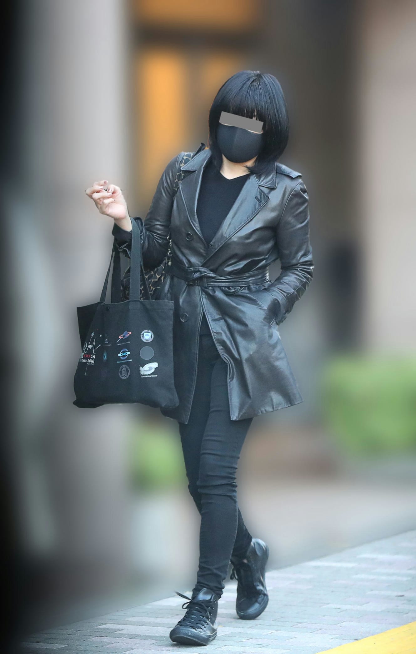 夕方6時、同棲先のマンションから出かける彼女を目撃。ジャケットからスニーカーまで全身黒で固めていた