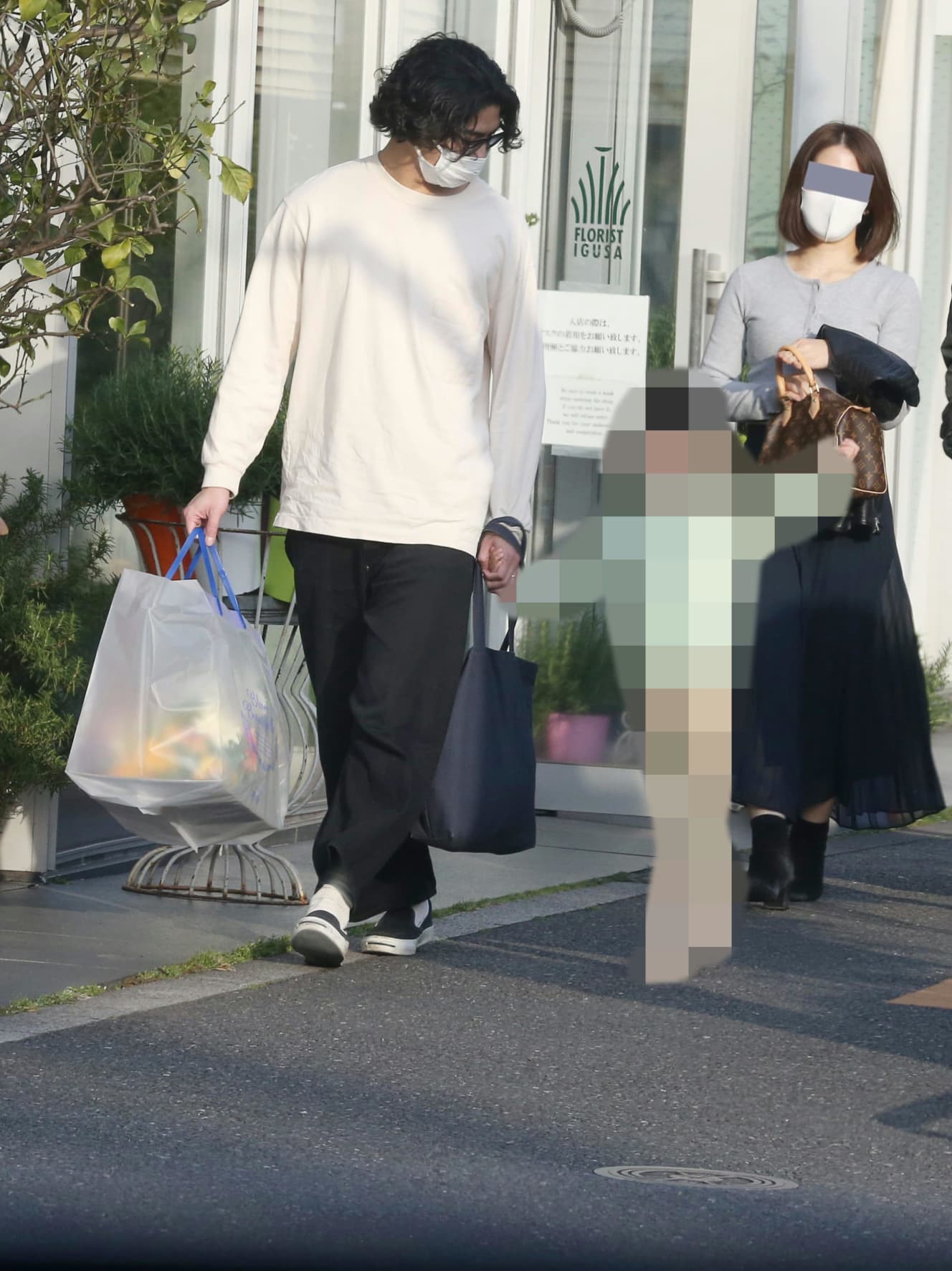 本誌未掲載カット 賀来賢人&榮倉奈々 誰もが振り向く一家4人の家族団欒ディナー