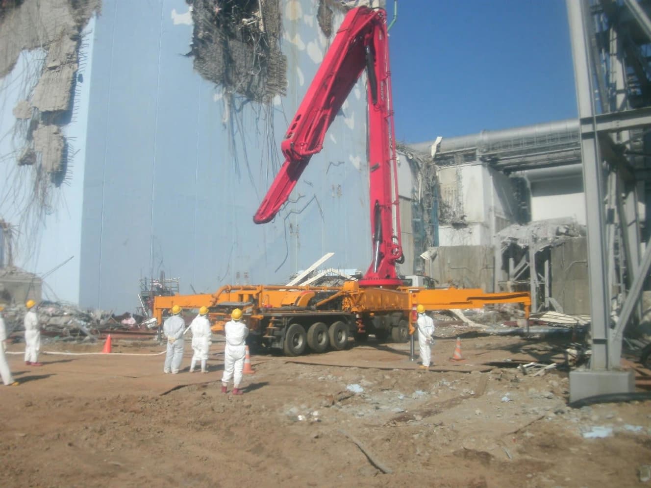 福島第一原発に到着すると、破格のアームの長さで原子炉冷却で活躍した（提供：三一重工）