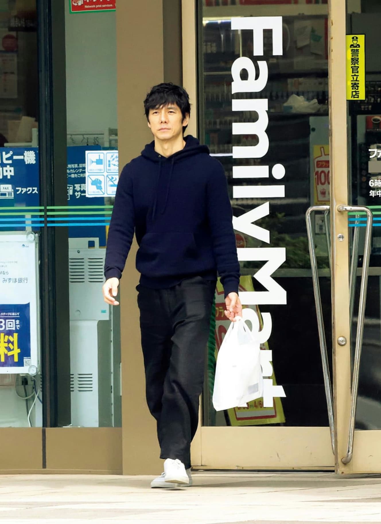 仕事を終えラフな服装で買い物を済ませた西島秀俊。居合わせた女性客が驚いていた。20年3月撮影