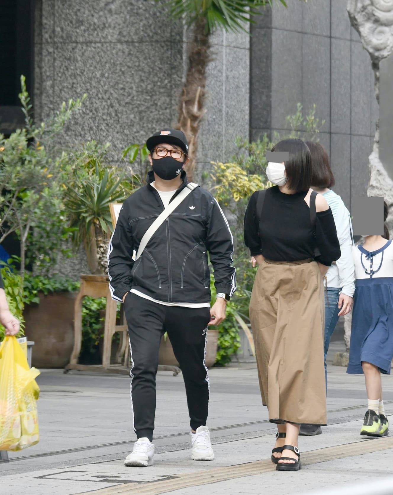 ２回目のデートの日、食事を終えて店から出てきた二人。Tさんは有村昆に「地味めな服で来て」とリクエストされていた