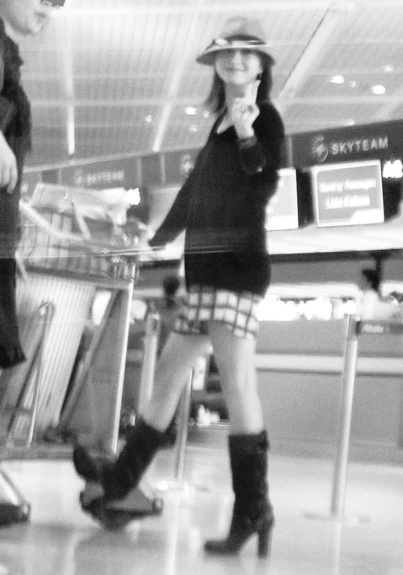 当時6歳の息子とともにイタリアへ向かう広末。「こっち向いて!」と息子が構えるカメラに向かってピース。恋人だったキャンドル・ジュン氏の姿はなかった