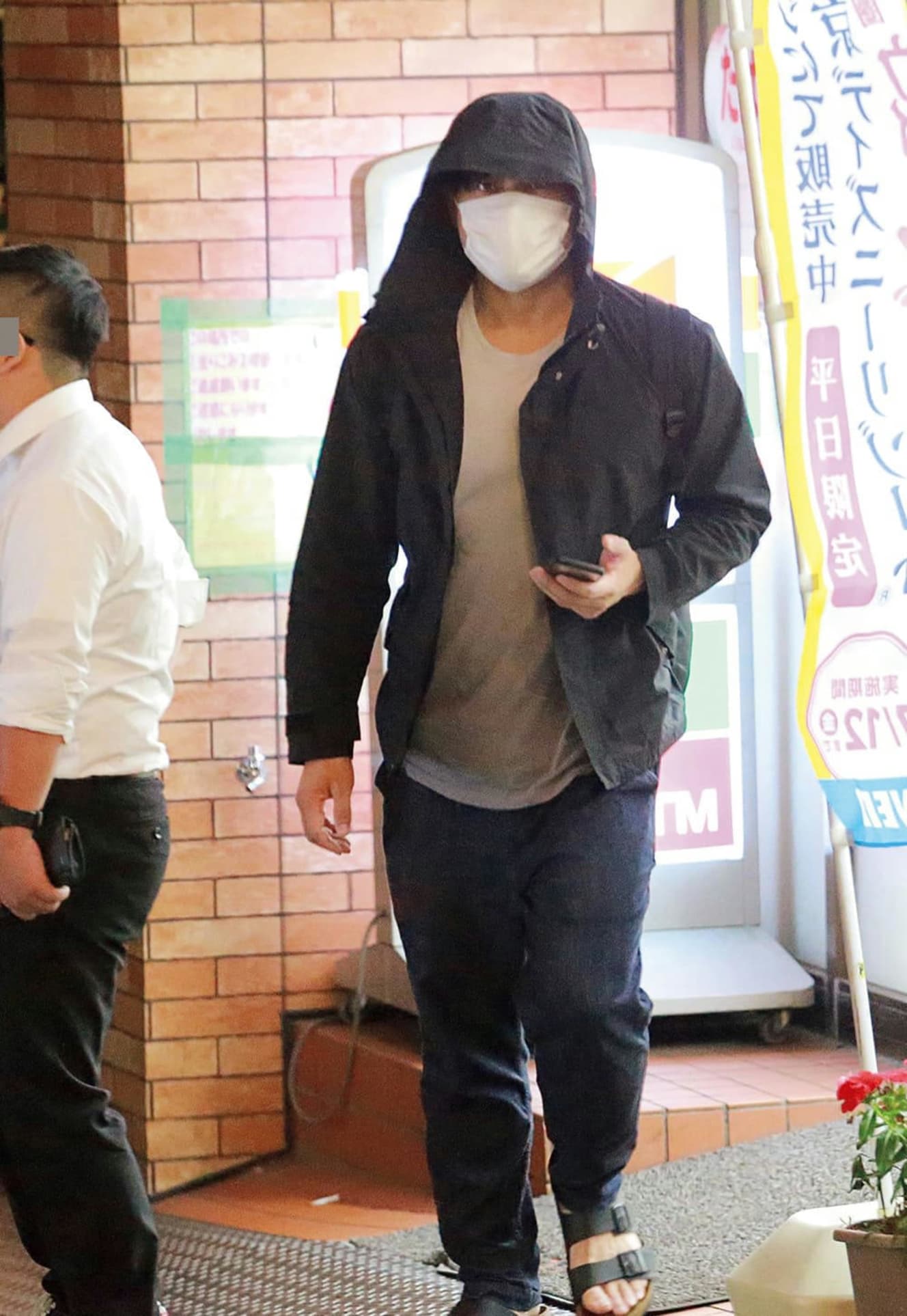 周囲を警戒しながらコンビニから出てきた『オードリー』春日俊彰。19年6月撮影