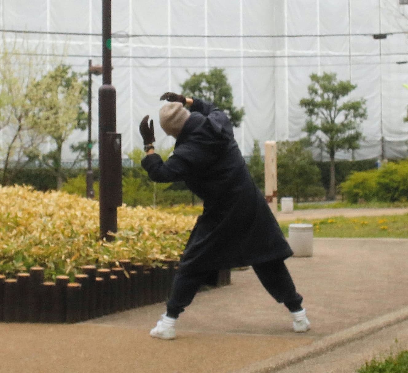 14年に、公園でストレッチ運動をしていた田村。この時は全く年齢を感じさせない、軽やかな動きを見せていた。