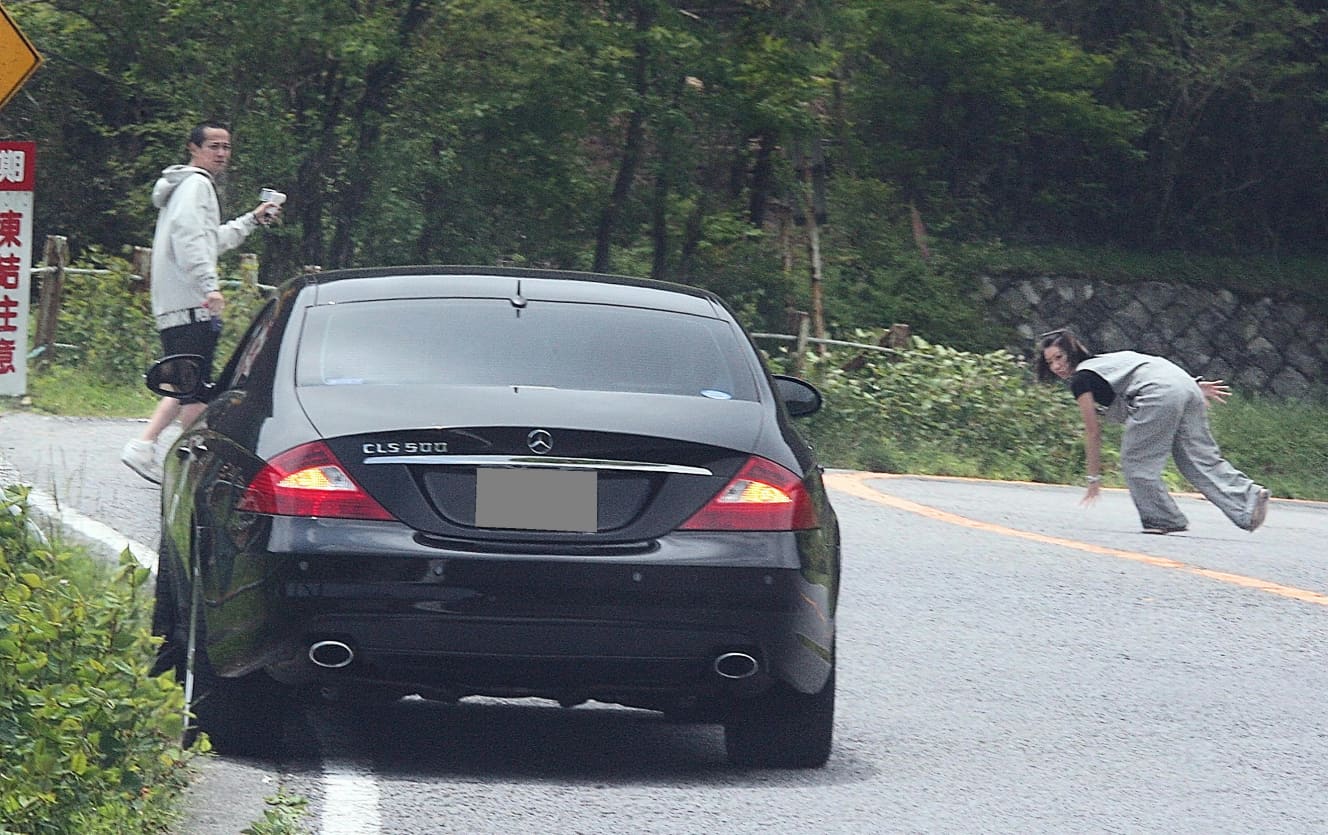 道路の上に寝そべっていた倖田來未だが、後ろから車が近づいてくると慌てて起き上がり道路脇へ。中居正広はその様子をバッチリとムービーに収めていた