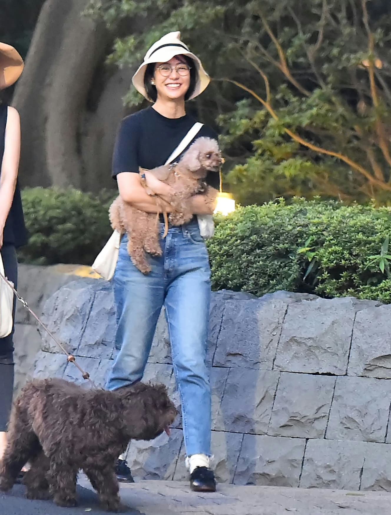 ’19年9月には友人と2人で愛犬を散歩する姿を目撃。途中、別の女性も合流し3人で楽しそうに語らう場面も